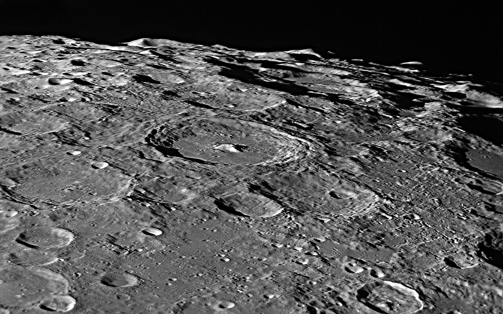月面南極地方のモレトス・ニュートン付近