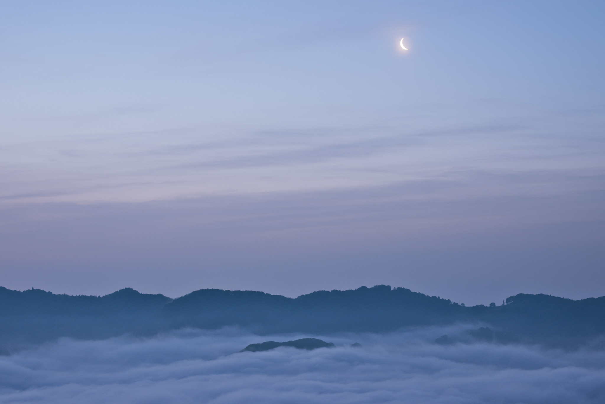 雲海と月