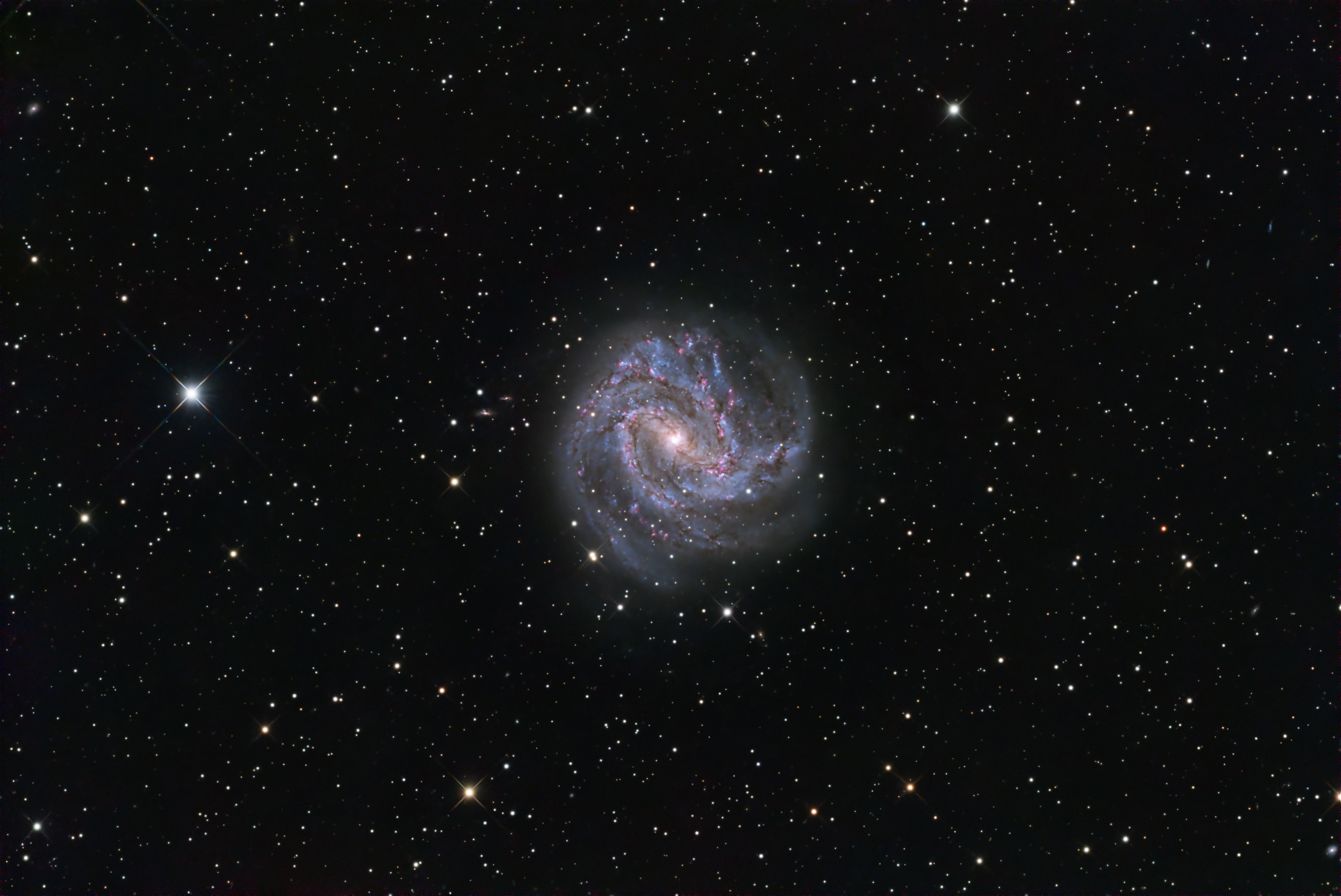 うみへび座の渦巻銀河 M83